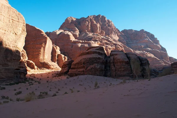 Jordanien: jordanska landskap och öknen Wadi rum, känd som dalen av månen, en berömd i hela världen dal huggen i sandsten och granit berget och ser ut som planeten Mars — Stockfoto