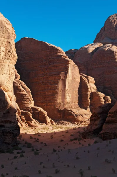 Jordanien: jordanska landskap och öknen Wadi rum, känd som dalen av månen, en berömd i hela världen dal huggen i sandsten och granit berget och ser ut som planeten Mars — Stockfoto