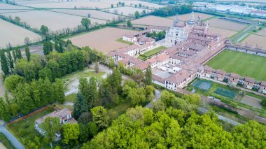 Geç on dördüncü yüzyılda inşa edilmiş Certosa di Pavia, mahkemeler ve manastır manastır ve tapınak Pavia eyaletinde, Lombardia, İtalya içinde havadan görünümü