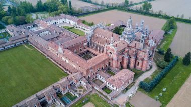 Geç on dördüncü yüzyılda inşa edilmiş Certosa di Pavia, mahkemeler ve manastır manastır ve tapınak Pavia eyaletinde, Lombardia, İtalya içinde havadan görünümü