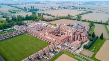 Geç on dördüncü yüzyılda inşa edilmiş Certosa di Pavia, mahkemeler ve manastır manastır ve tapınak Pavia eyaletinde, Lombardia, İtalya içinde havadan görünümü