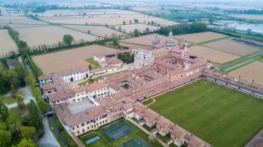 Geç on dördüncü yüzyılda inşa edilmiş Certosa di Pavia, mahkemeler ve manastır manastır ve tapınak Pavia eyaletinde, Lombardia, İtalya içinde havadan görünümü