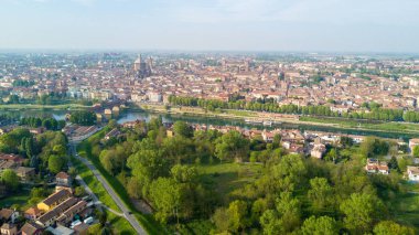 Havadan görünümü Ticino nehir, Pavia Katedrali, kapalı köprü ve Visconti kalenin görünümünü ve Pavia. Lombardia, İtalya