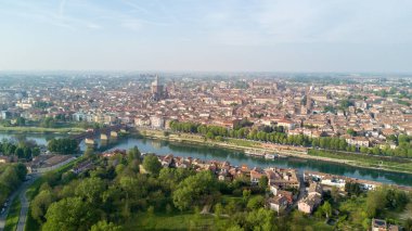 Havadan görünümü Ticino nehir, Pavia Katedrali, kapalı köprü ve Visconti kalenin görünümünü ve Pavia. Lombardia, İtalya