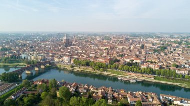 Havadan görünümü Ticino nehir, Pavia Katedrali, kapalı köprü ve Visconti kalenin görünümünü ve Pavia. Lombardia, İtalya