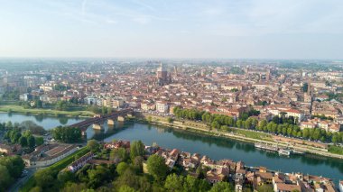 Havadan görünümü Ticino nehir, Pavia Katedrali, kapalı köprü ve Visconti kalenin görünümünü ve Pavia. Lombardia, İtalya