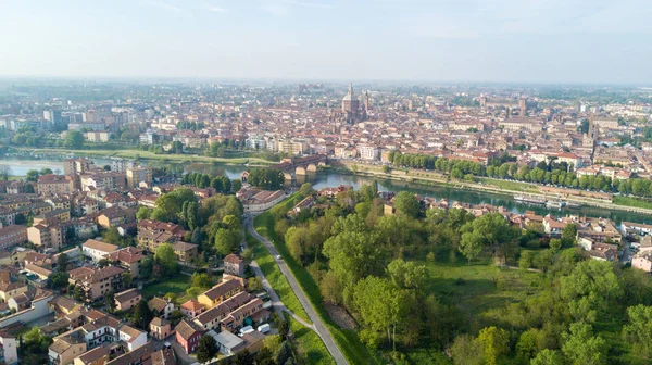 Veduta aerea di Pavia e del fiume Ticino, Veduta del Duomo di Pavia, Ponte Coperto e Castello Visconteo. Lombardia, Italia — Foto Stock