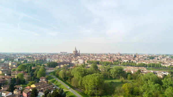 Luftaufnahme von Pavia und dem Ticino, Blick auf die Kathedrale von Pavia, die überdachte Brücke und die Visconti-Burg. lombardia, italien — Stockfoto