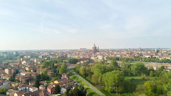 Luftaufnahme von Pavia und dem Ticino, Blick auf die Kathedrale von Pavia, die überdachte Brücke und die Visconti-Burg. lombardia, italien — Stockfoto