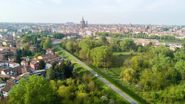 Flygfoto över Pavia och floden Ticino, utsikt över katedralen i Pavia, täckta bron och slottet Visconti. Lombardiet, Italien — Stockfoto