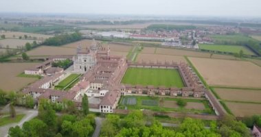 Geç on dördüncü yüzyılda inşa edilmiş Certosa di Pavia, mahkemeler ve manastır manastır ve tapınak Pavia eyaletinde, Lombardia, İtalya içinde havadan görünümü