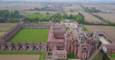 Geç on dördüncü yüzyılda inşa edilmiş Certosa di Pavia, mahkemeler ve manastır manastır ve tapınak Pavia eyaletinde, Lombardia, İtalya içinde havadan görünümü