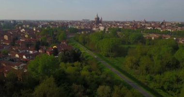 Havadan görünümü Ticino nehir, Pavia Katedrali, kapalı köprü ve Visconti kalenin görünümünü ve Pavia. Lombardia, İtalya