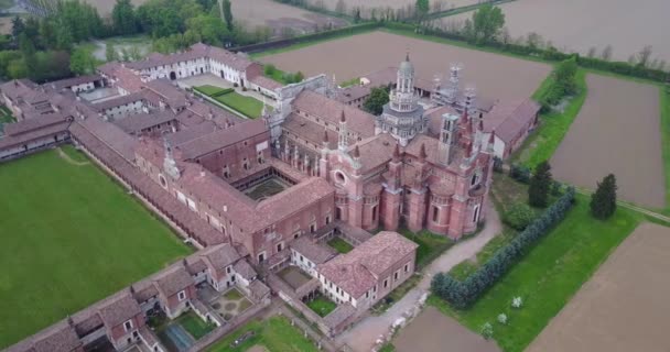 Luftaufnahme der Certosa di Pavia, erbaut im späten vierzehnten Jahrhundert, Höfe und der Kreuzgang des Klosters und Schreins in der Provinz Pavia, Lombardei, Italien — Stockvideo