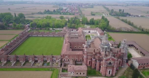 Letecký pohled na Certosa di Pavia, postaven na konci čtrnáctého století, soudy a ambit kláštera a svatyně v provincii Pavia, Lombardia, Itálie — Stock video
