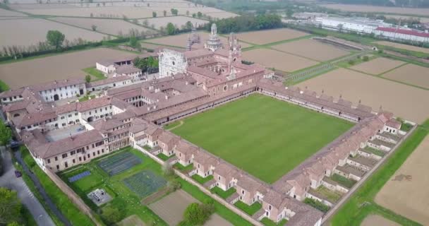 Vista aérea de la Certosa di Pavia, construida a finales del siglo XIV, los tribunales y el claustro del monasterio y santuario en la provincia de Pavía, Lombardía, Italia — Vídeo de stock