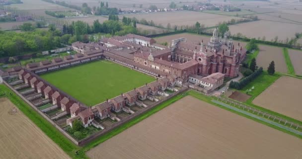 Vista aérea de la Certosa di Pavia, construida a finales del siglo XIV, los tribunales y el claustro del monasterio y santuario en la provincia de Pavía, Lombardía, Italia — Vídeos de Stock
