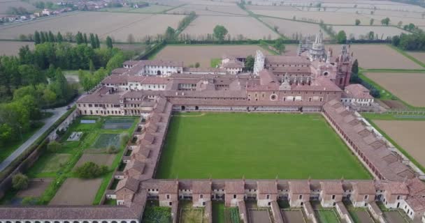 Letecký pohled na Certosa di Pavia, postaven na konci čtrnáctého století, soudy a ambit kláštera a svatyně v provincii Pavia, Lombardia, Itálie — Stock video