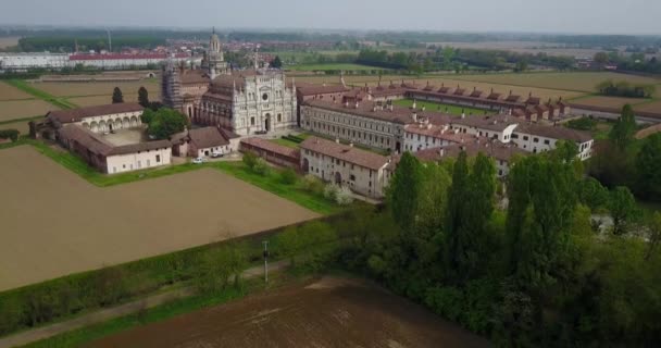 Luftaufnahme der Certosa di Pavia, erbaut im späten vierzehnten Jahrhundert, Höfe und der Kreuzgang des Klosters und Schreins in der Provinz Pavia, Lombardei, Italien — Stockvideo