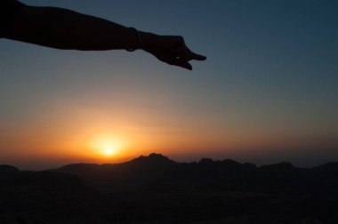 Ufukta işaret, bir dağın karanlık anahat bir günbatımı 