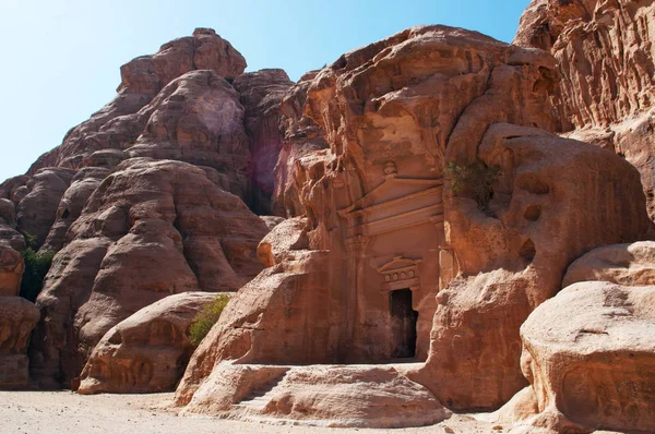 Park archeologiczny Petra, Beidah: widok małej Petry, znany jako al Siq-oraz, swej wykopaliska archeologiczne z budynków wyryte na ścianach kaniony piaskowca, położony na północ od Petra — Zdjęcie stockowe