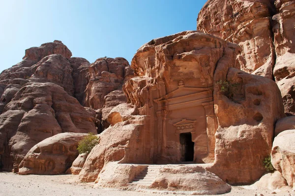 Parque Arqueológico de Petra, Beidah: vista de Little Petra, conhecido como Siq al-Barid, um sítio arqueológico nabateu com edifícios esculpidos nas paredes dos cânions de arenito, localizado ao norte de Petra — Fotografia de Stock