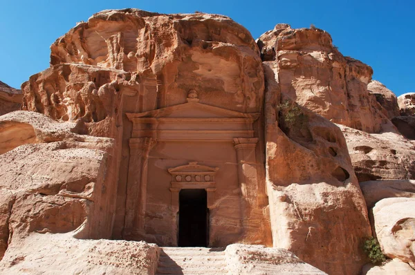 Parque Arqueológico de Petra, Beidah: vista de Little Petra, conhecido como Siq al-Barid, um sítio arqueológico nabateu com edifícios esculpidos nas paredes dos cânions de arenito, localizado ao norte de Petra — Fotografia de Stock