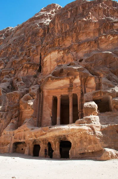 Petra archeologického parku, Beidah: Triclinium v malé Petry, známý jako Sík al Bárid, nabatejské archeologická lokalita s budovami, které jsou vytesané do stěny Pískovcové kaňony, severně od Petra — Stock fotografie