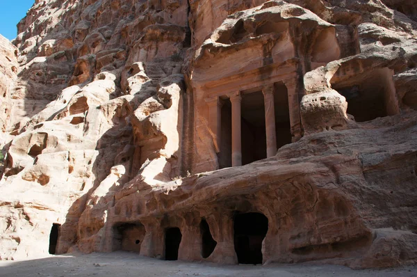 Parque Arqueológico de Petra, Beidah: Triclínio em Little Petra, conhecido como Siq al-Barid, um sítio arqueológico nabateu com edifícios esculpidos nas paredes dos cânions de arenito, ao norte de Petra — Fotografia de Stock