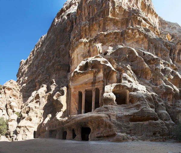 Parque Arqueológico Petra, Beidah: Triclinium en Little Petra, conocido como Siq al-Barid, un sitio arqueológico nabateo con edificios tallados en las paredes de los cañones de piedra arenisca, al norte de Petra — Foto de Stock