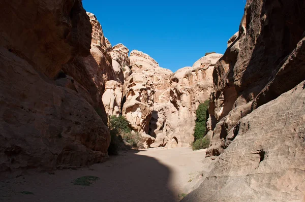 佩特拉古城遗址公园、 Beidah︰ 岩石和沙子 Siq al-通常，冷的峡谷，考古纳巴泰人市的 Beidha，著名的小佩特拉的主要入口处的视图 — 图库照片