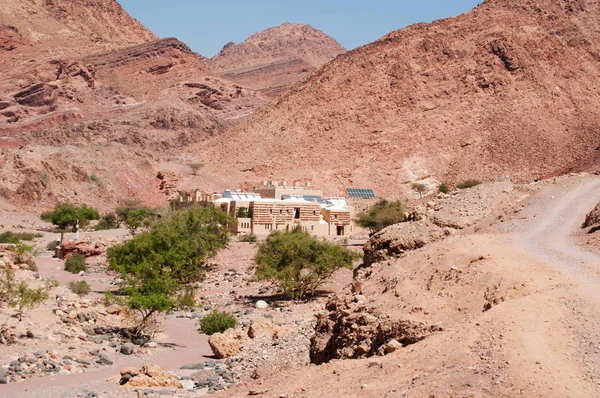 Jordânia, Médio Oriente: paisagem deserta com vista para Feynan Eco Lodge, um retiro movido a energia solar na Reserva da Biosfera de Dana, parte da Royal Society for the Conservation of Nature — Fotografia de Stock