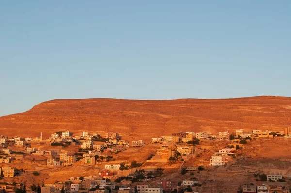 Oriente Medio: el paisaje jordano con montañas y vegetación vista al atardecer desde las colinas de Petra, la ciudad histórica y arqueológica famosa en todo el mundo por su arquitectura rocosa —  Fotos de Stock
