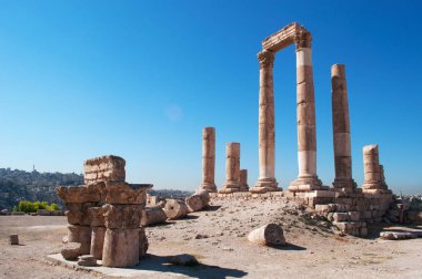 Ürdün: Herkül Tapınağı, en önemli Roma yapısı Amman Kalesi, şehir merkezinde ve kentin özgün çekirdek bir merkezi ören kalıntıları