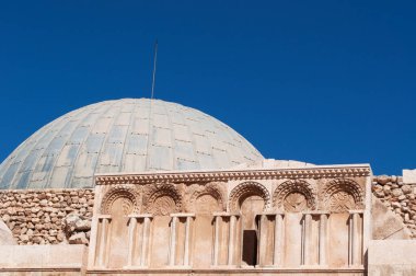 Ürdün: Emevi Palace, Emeviler döneminden büyük Saray kompleksi görünümünü Kalesi üzerinde (Jabal al-Qal'a) Amman bulunan ve 8. yüzyılın ilk yarısında inşa