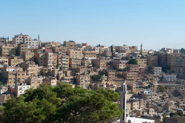 Giordania, Medio Oriente: veduta dello skyline di Amman, capitale e città più popolosa del Regno hascemita di Giordania, con gli edifici, i palazzi e le case della Città Vecchia — Foto Stock