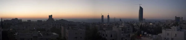 Jordánsko: panoramatický pohled na panorama Ammánu, hlavní a nejlidnatější město Jordánského hášimovského království, budovy, paláce a domy vidět za úsvitu — Stock fotografie
