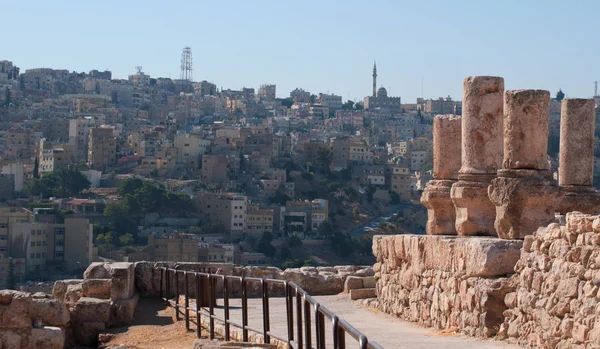 Jordania: vista del horizonte de Ammán, la capital, vista a través de las ruinas de la ciudadela de Ammán, el sitio histórico y arqueológico y uno de los núcleos originales del casco antiguo —  Fotos de Stock