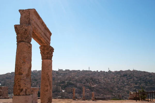 Jordan: view of the skyline of Amman, the capital city, seen through the ruins of the Amman Citadel, the historical and archaeological site and one of the original nucleus of the old town — Stock Photo, Image