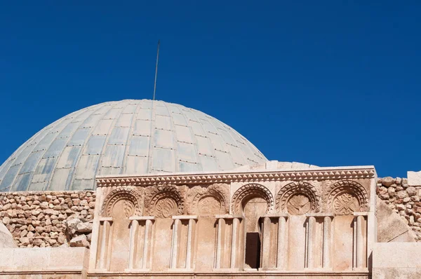 Jordania: vista del palacio omeya, gran complejo palaciego de la época omeya situado en la colina de la Ciudadela (Jabal al-Qal 'a) de Ammán y construido durante la primera mitad del siglo VIII — Foto de Stock