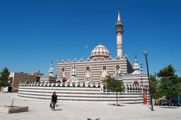 Jordan, blick auf die abu darwish moschee, erbaut 1961 auf dem jebel al-ashrafiyeh hügel in amman: ihre abwechselnden schwarzen und weißen steine erben die traditionelle levantinische architektur — Stockfoto