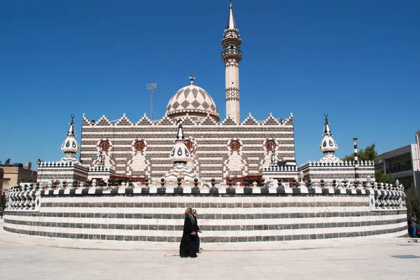 Jordanische, muslimische Frauen vor der abu darwish Moschee, die 1961 auf einem der Hügel von Amman erbaut wurde: ihre abwechselnden schwarzen und weißen Steine sind Erbe der traditionellen levantinischen Architektur — Stockfoto