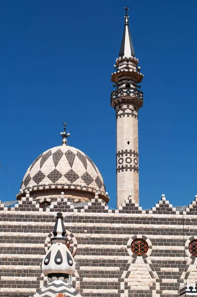 Jordan, details der abu darwish moschee, erbaut 1961 auf dem jebel al-ashrafiyeh hügel in amman: ihre abwechselnden schwarzen und weißen steine erben die traditionelle levantinische architektur — Stockfoto