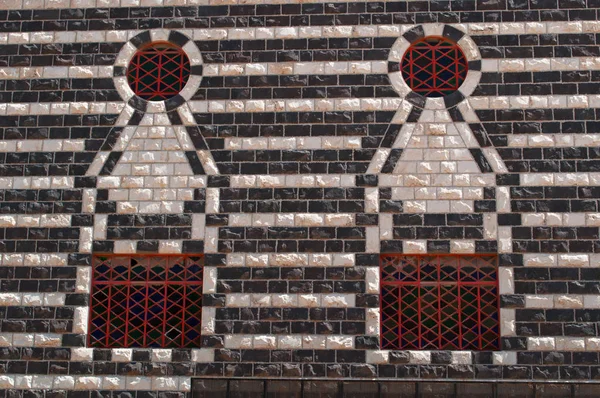 Jordan, details of Abu Darwish Mosque, built in 1961 on the top of Jebel al-Ashrafiyeh hill in Amman: its alternating black and white stones inherit the traditional Levantine architecture — Stock Photo, Image