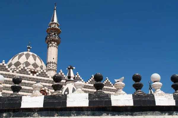 Jordan, details of Abu Darwish Mosque, built in 1961 on the top of Jebel al-Ashrafiyeh hill in Amman: its alternating black and white stones inherit the traditional Levantine architecture — Stock Photo, Image