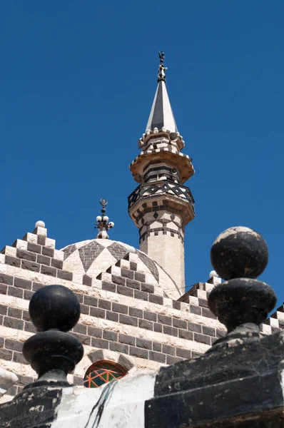 Jordan, details der abu darwish moschee, erbaut 1961 auf dem jebel al-ashrafiyeh hügel in amman: ihre abwechselnden schwarzen und weißen steine erben die traditionelle levantinische architektur — Stockfoto