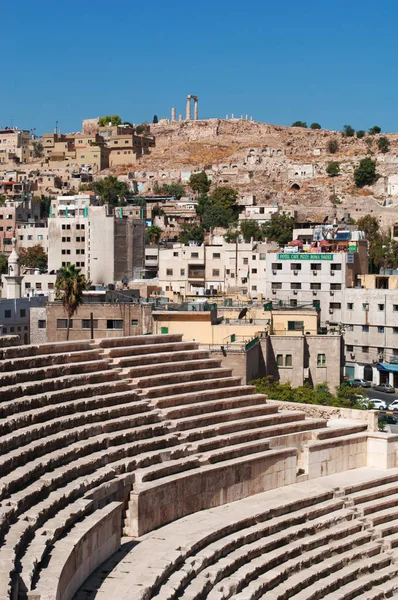 Jordania: el horizonte de la ciudadela de Ammán visto desde el Teatro Romano de Ammán, una sede de 6.000, teatro del siglo II, famoso hito en la capital jordana que data de la época romana — Foto de Stock