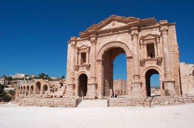 Jordan: Hadrian's Arch, İmparator Hadrian'ın ziyaret arkeolojik şehir Jerash, bir Roma mimarisinin dünyanın en büyük sitelerin 129 reklam için inşa bir zafer takı görünümünü