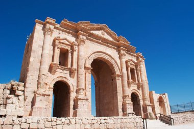Jordan: Hadrian's Arch, İmparator Hadrian'ın ziyaret arkeolojik şehir Jerash, bir Roma mimarisinin dünyanın en büyük sitelerin 129 reklam için inşa bir zafer takı görünümünü