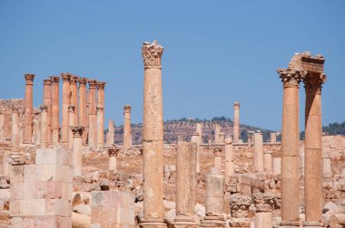 Ürdün: arkeolojik şehir Gerasa, bir Roma mimarisi, dünyanın en büyük sitelerin arka planda modern Jerash manzarası ile Artemis Tapınağı Korint sütunları